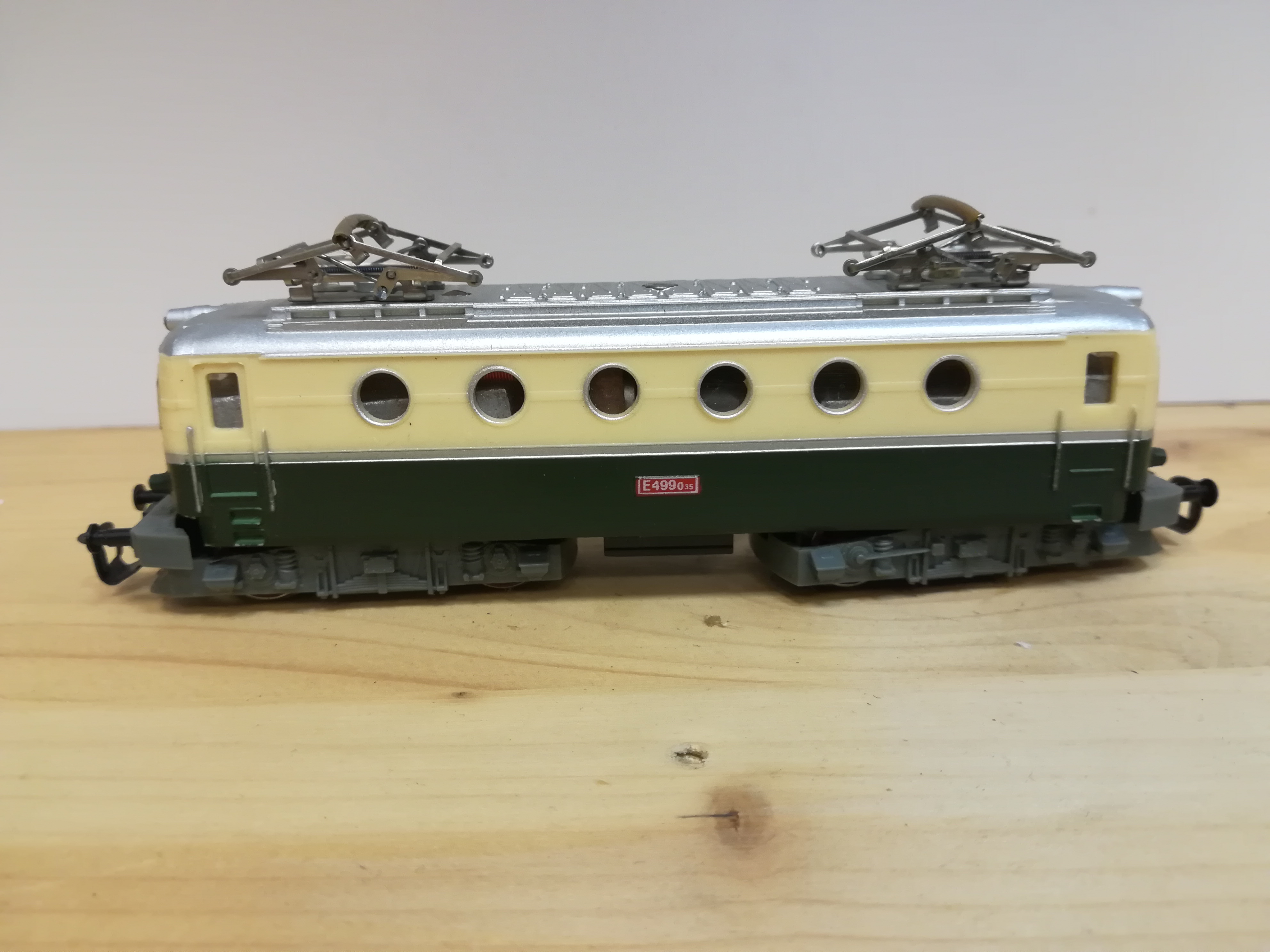 TT - Elektrická lokomotiva E 499 "Bobina"