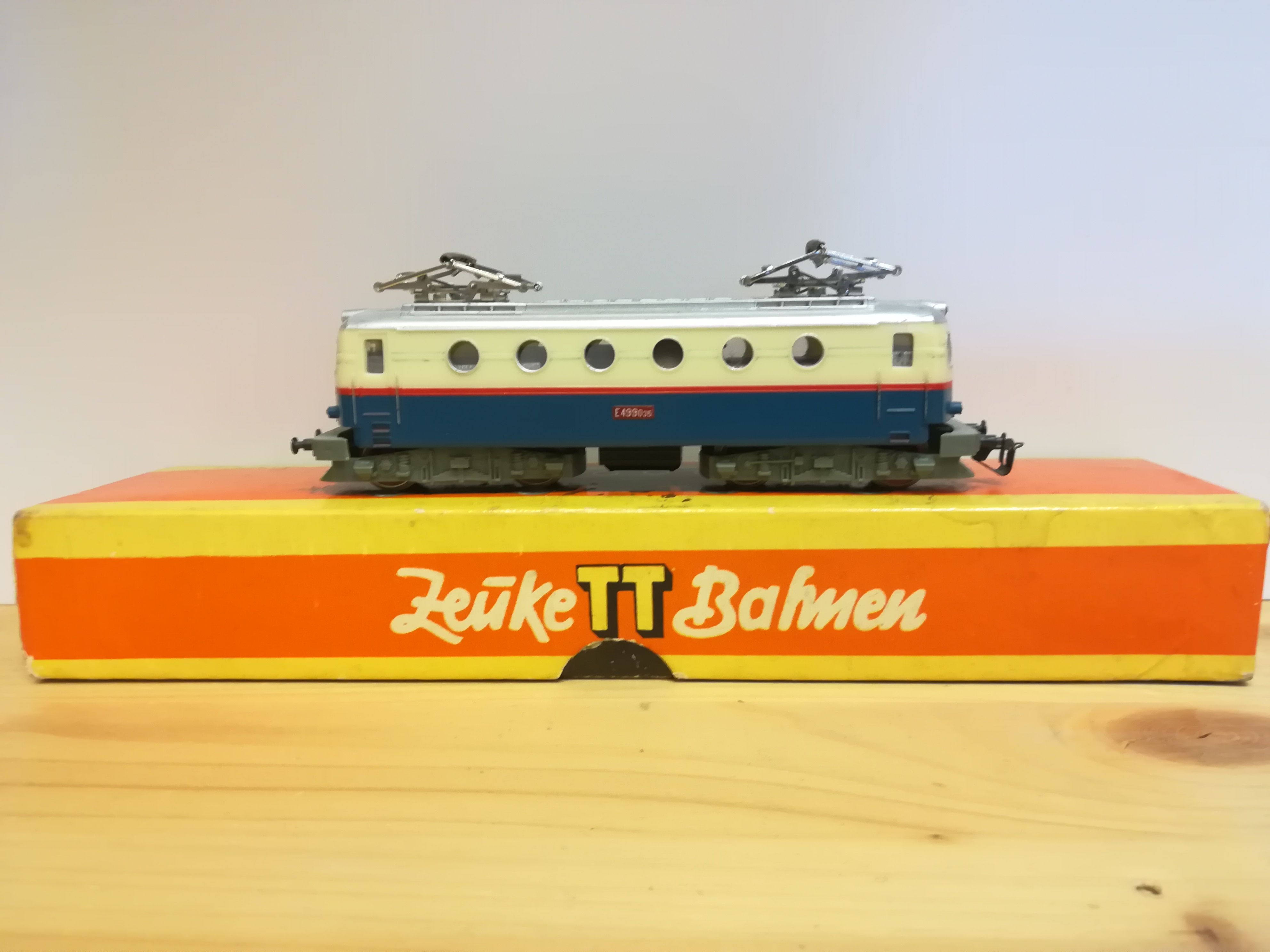 TT - Elektrická lokomotiva E 499 "Bobina" (2)