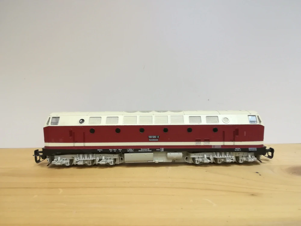 TT - Dieselová lokomotiva BR 119