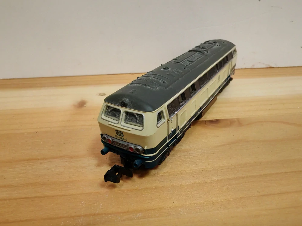 N ROCO - Dieselová lokomotiva 215 046 - 4