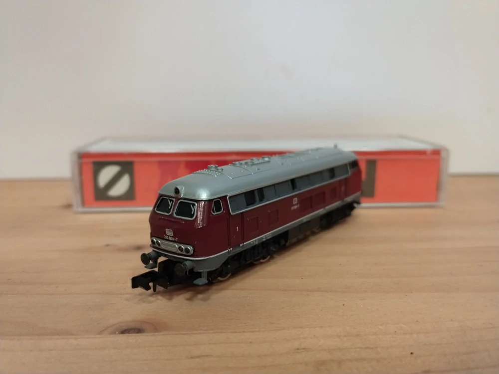 N Arnold - Dieselová lokomotiva 217 001 - 7